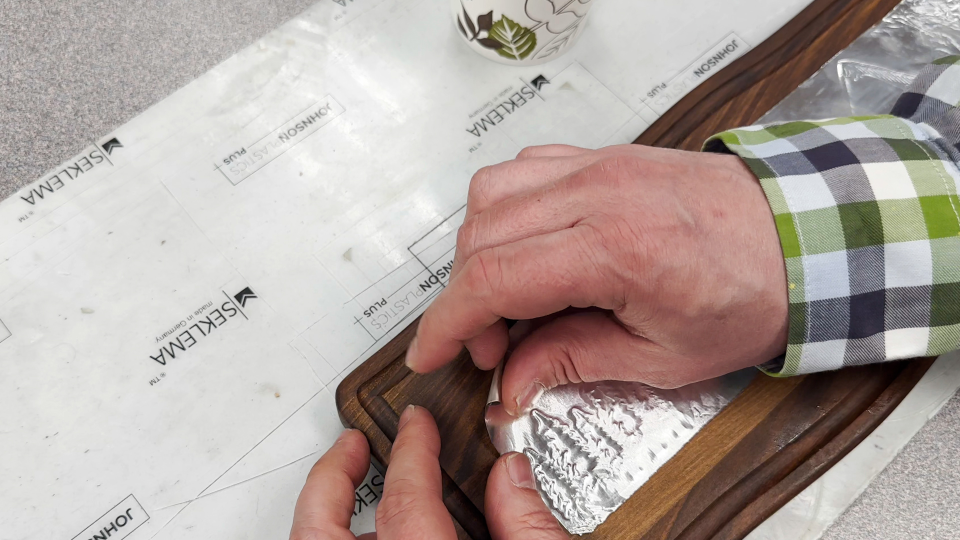 Place veneer carefully into pocket on cutting board