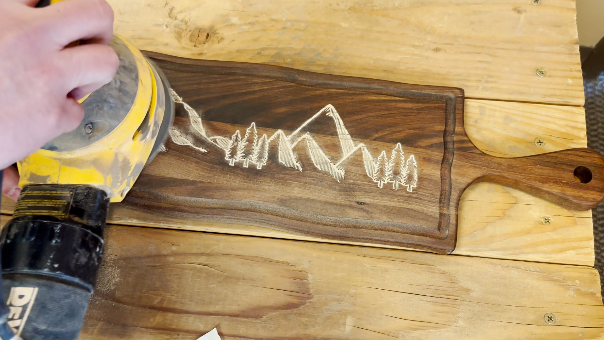 Lightly sand wooden cutting board